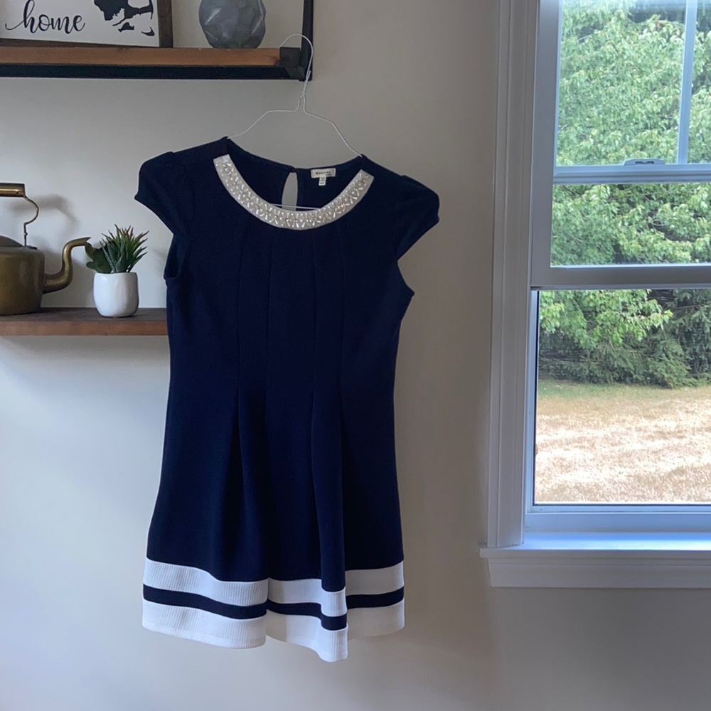 Very pretty dress! Size 14(L) in girls